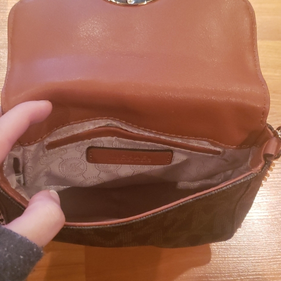 Michael Kors crossbody purse - Picture 4 of 5